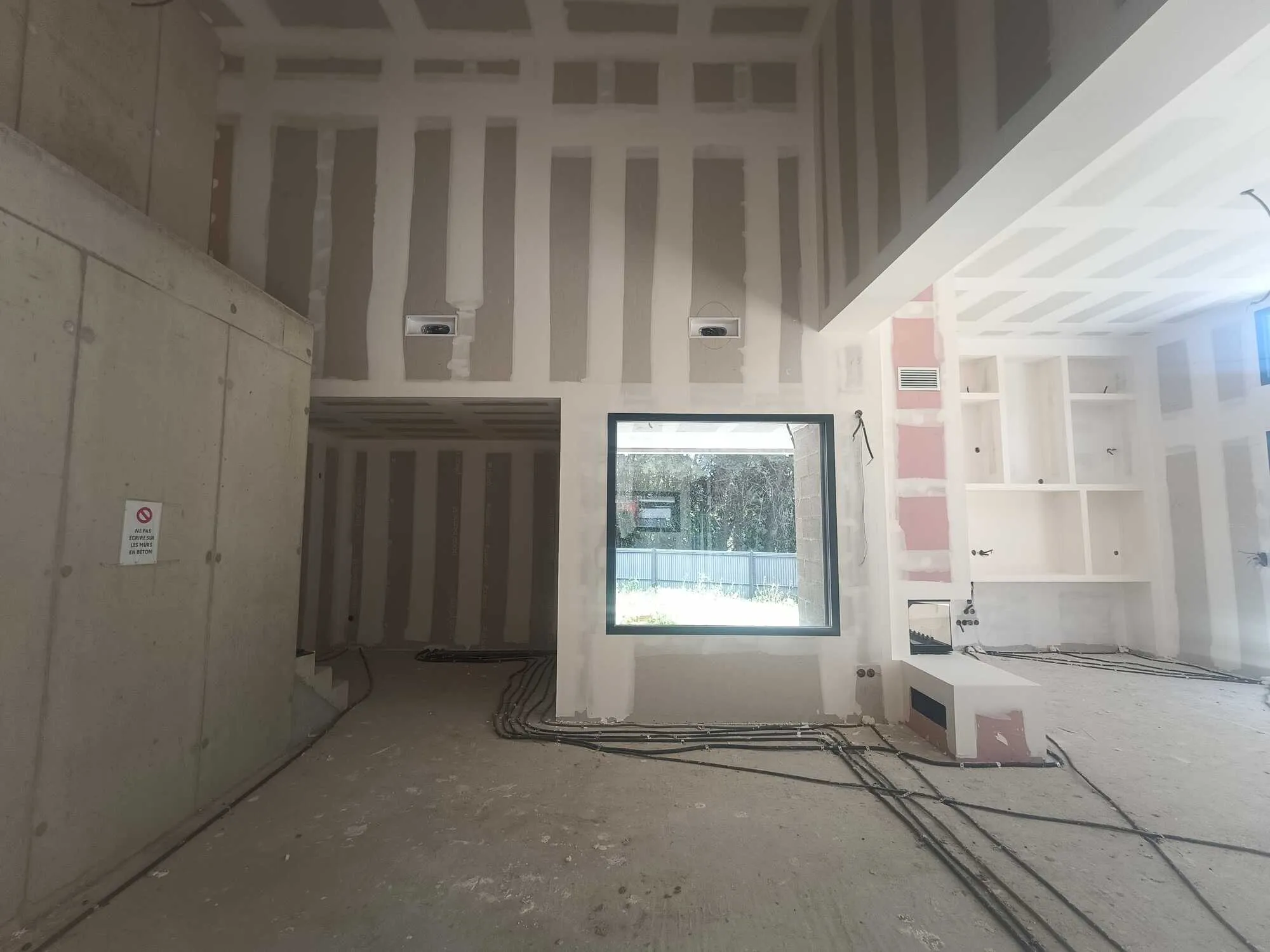Cloisonnement intérieur et pose de placo en cours de réalisation.