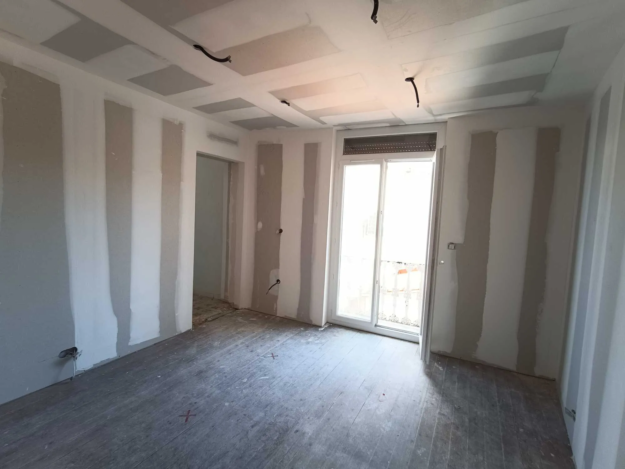 Pièce en rénovation avec pose de placo et joints en cours de finition.