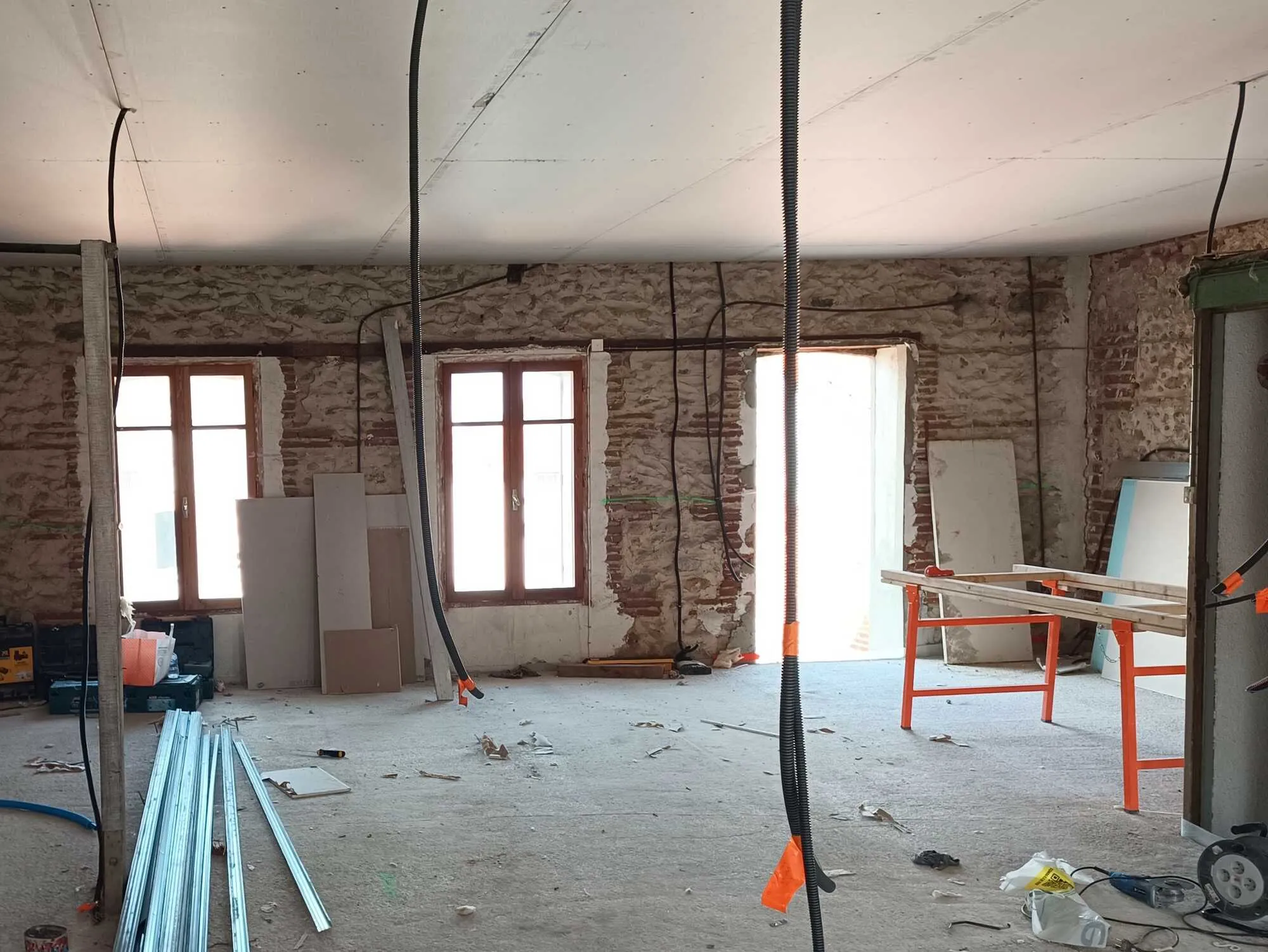 Plafond en plaques de plâtre en cours de pose dans une pièce en rénovation.