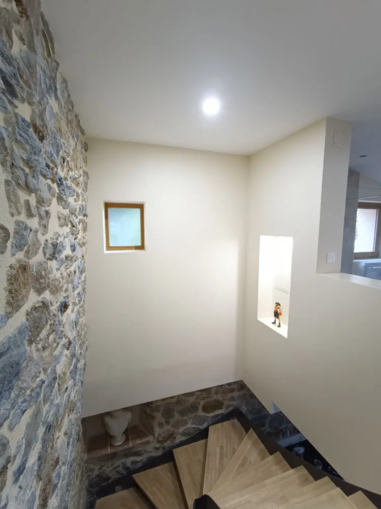 Cloisonnement en placo autour d'un escalier intérieur.