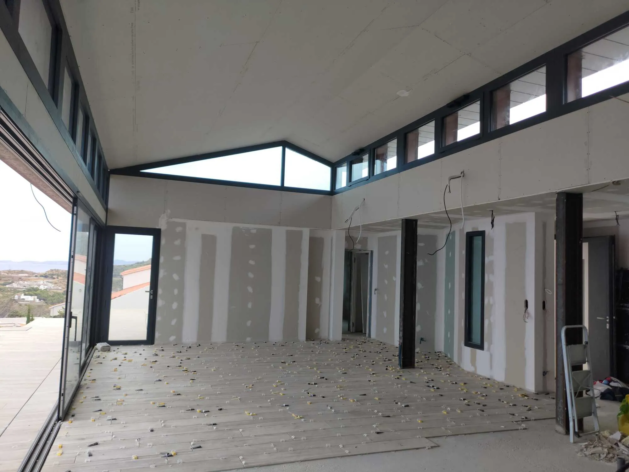 Grande pièce de villa avec cloisons et plafond en plaques de plâtre jointoyées