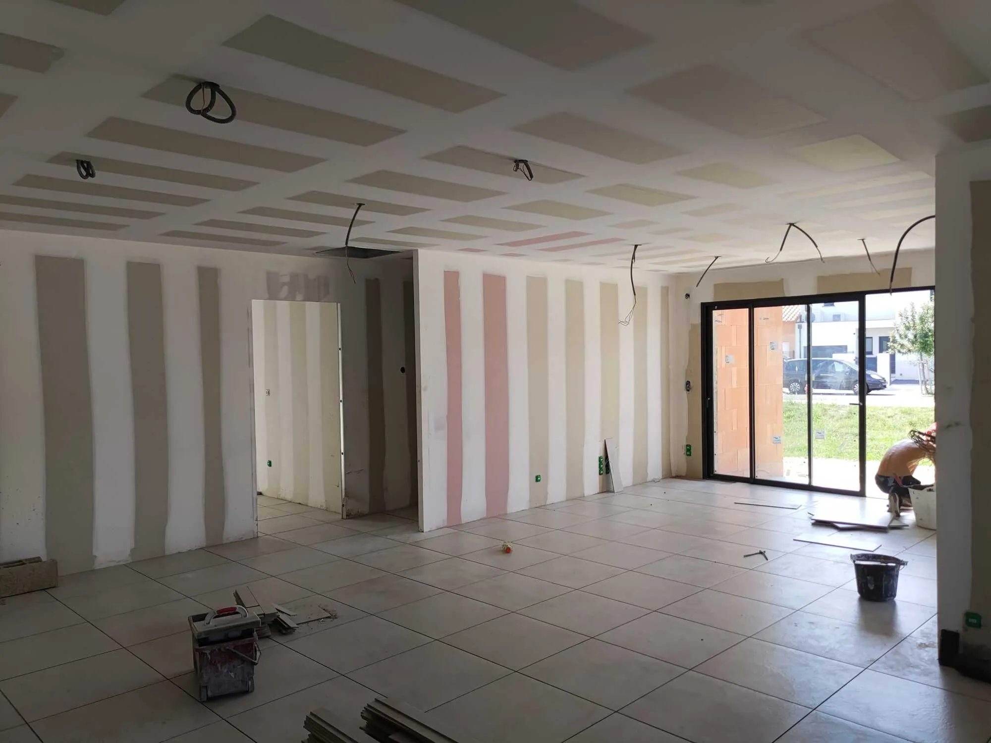Grande pièce avec bandes à joints sur les murs et le plafond