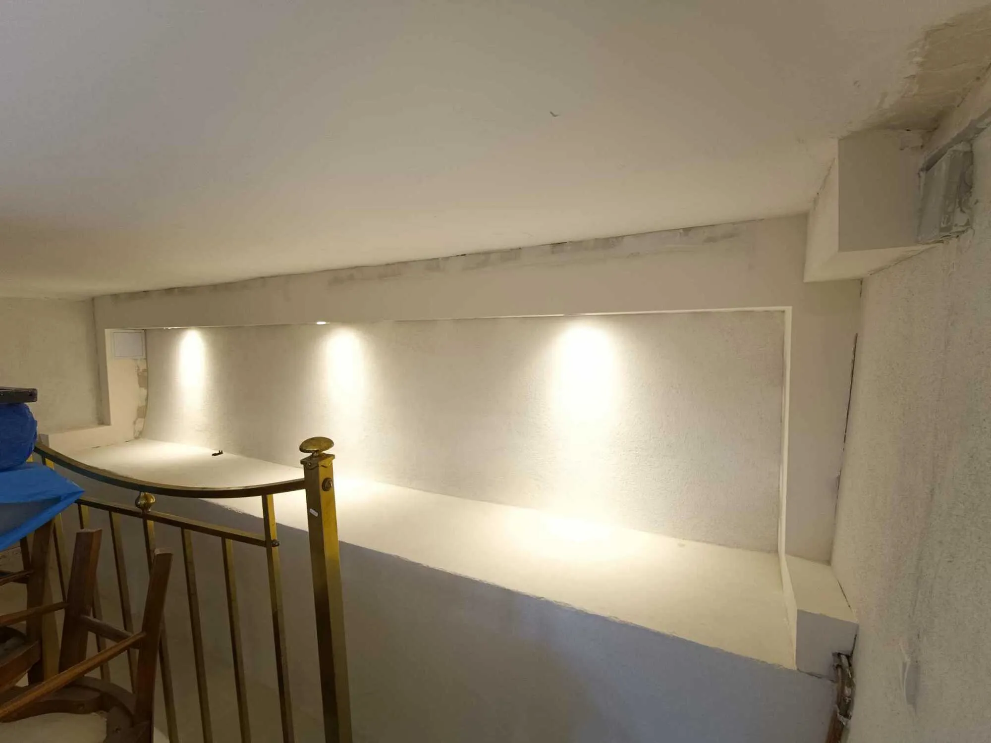 Plafond et habillage en plaques de plâtre dans une cage d'escalier.