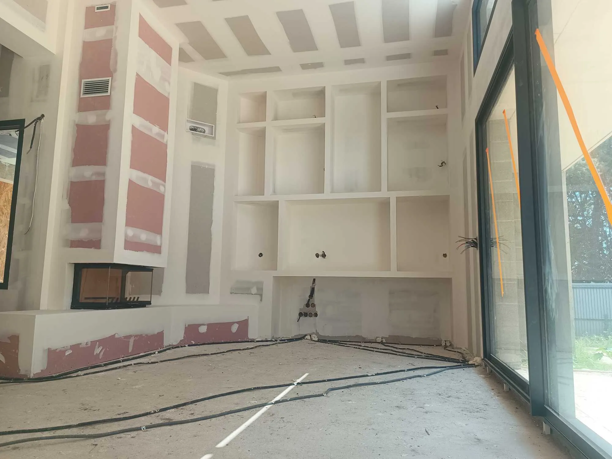 Mur en plaques de plâtre avec niches intégrées en cours de finition
