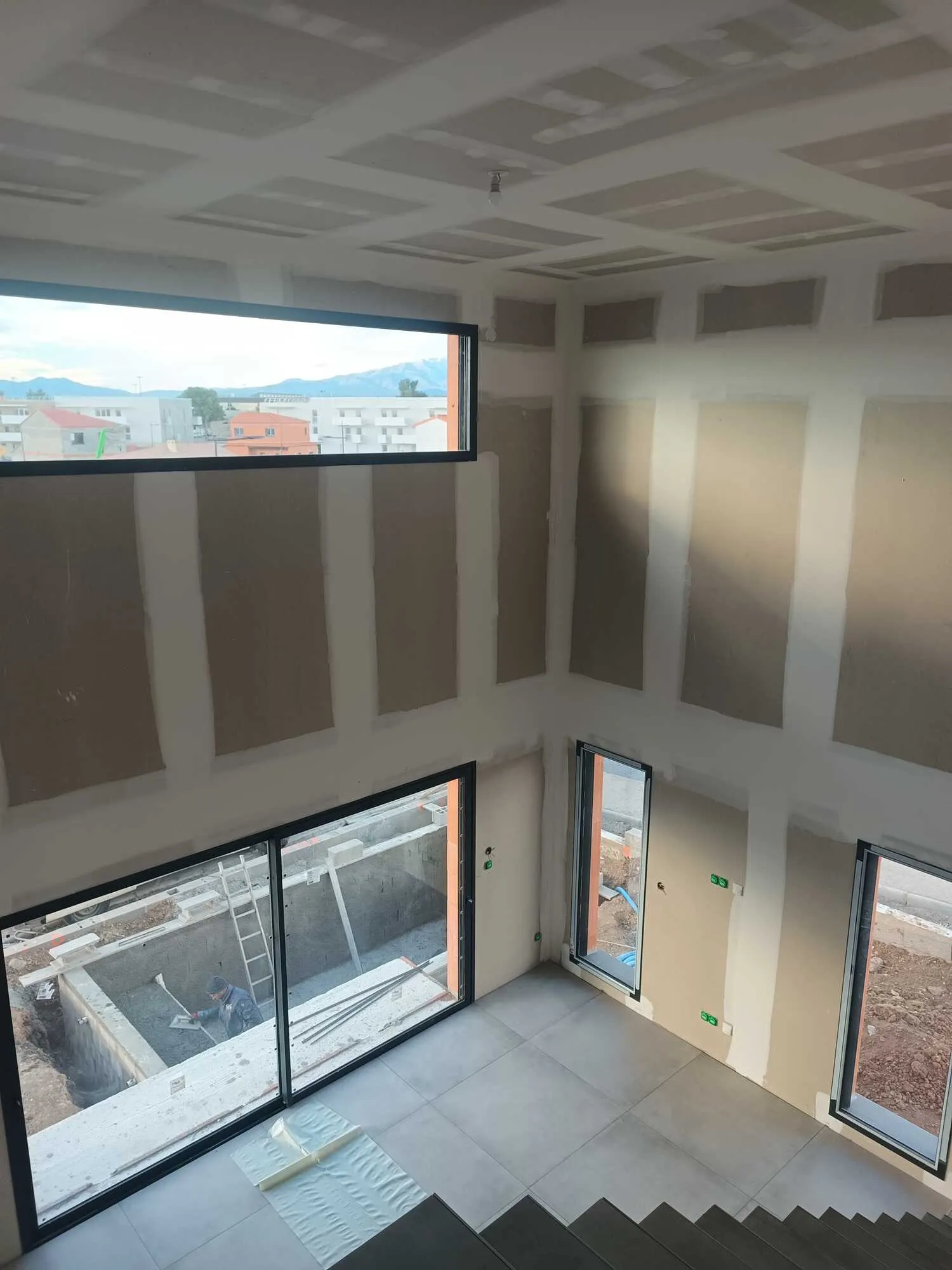 Cloisons et plafond en plaques de plâtre dans un intérieur en cours d’aménagement.